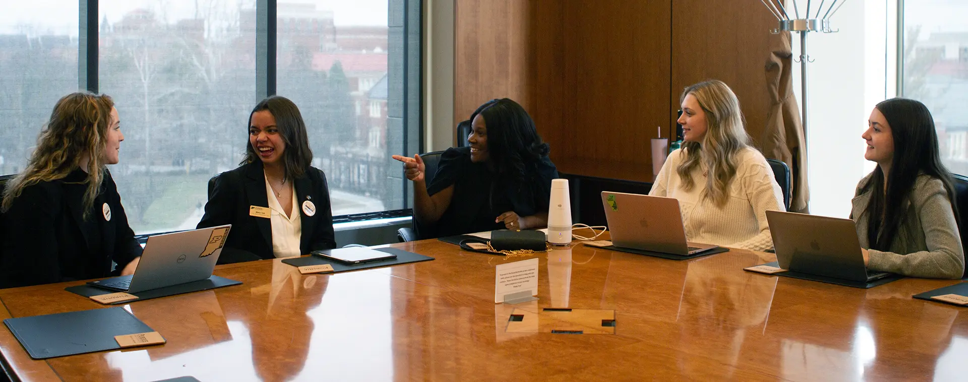 Executive Forum Speaker Nickey Ramsey meeting with students